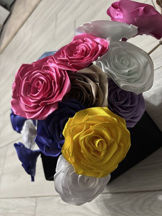 Buchete de trandafiri din satin