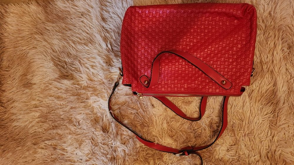 Нова червена чанта