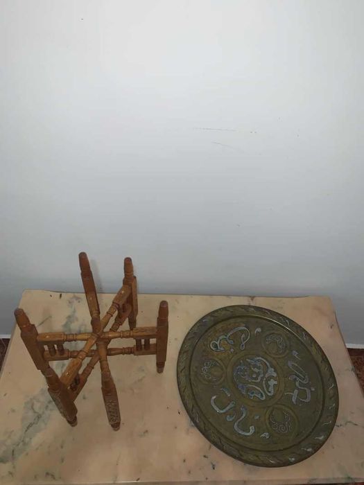 Masuta arabeasca cu blat alama gravata asezata pe suport de lemn