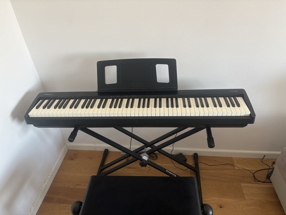 Pian electric Roland  FP-10 +scaun ajustabil(Thomann KB-15BM )+suport