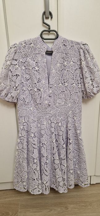 Рокля в нежно лилав цвят и бяла дантела