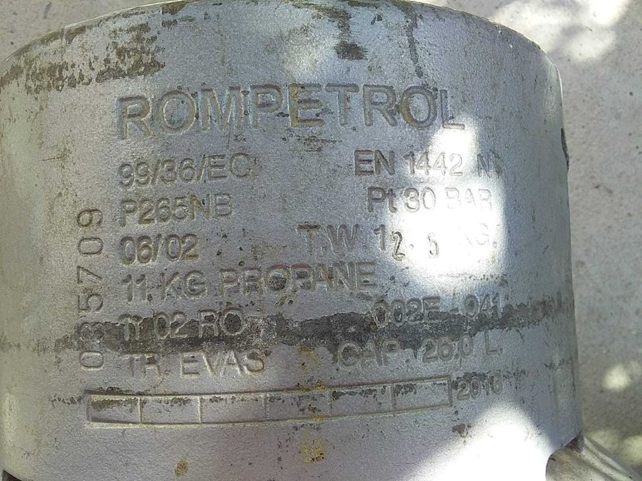 Vand 2 butelii aragaz cu sau fara gaz  la alegere