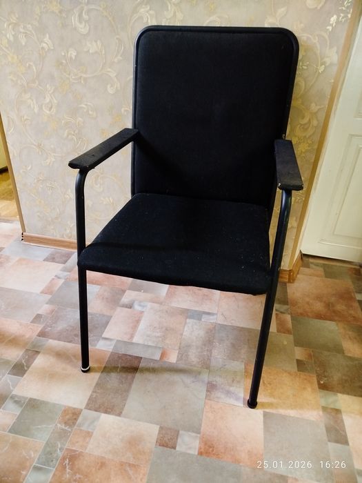 Продается тумба и стул(ширина 72см)