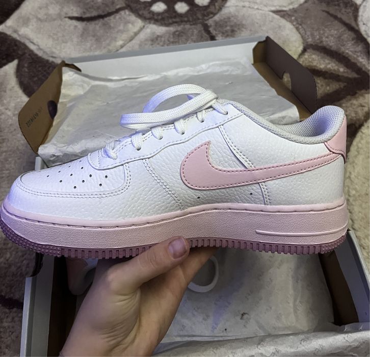Vand adidasi Nike