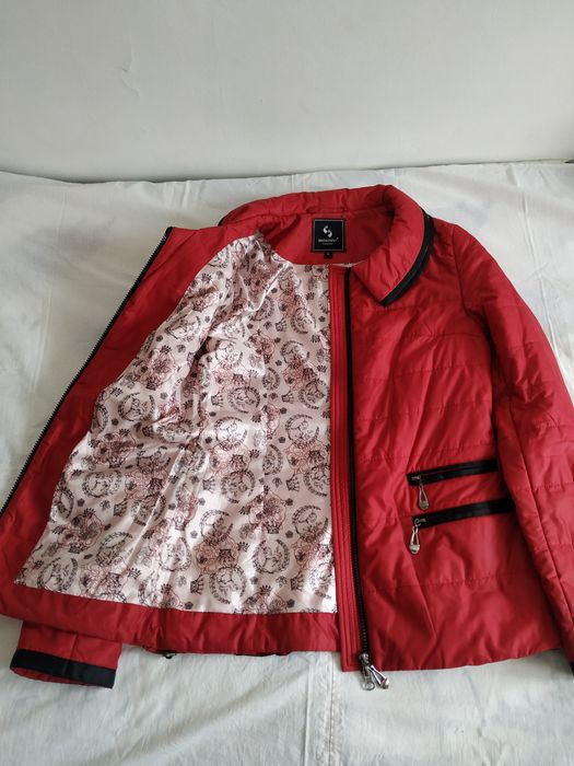 Куртка молодежная . Цвет красный.