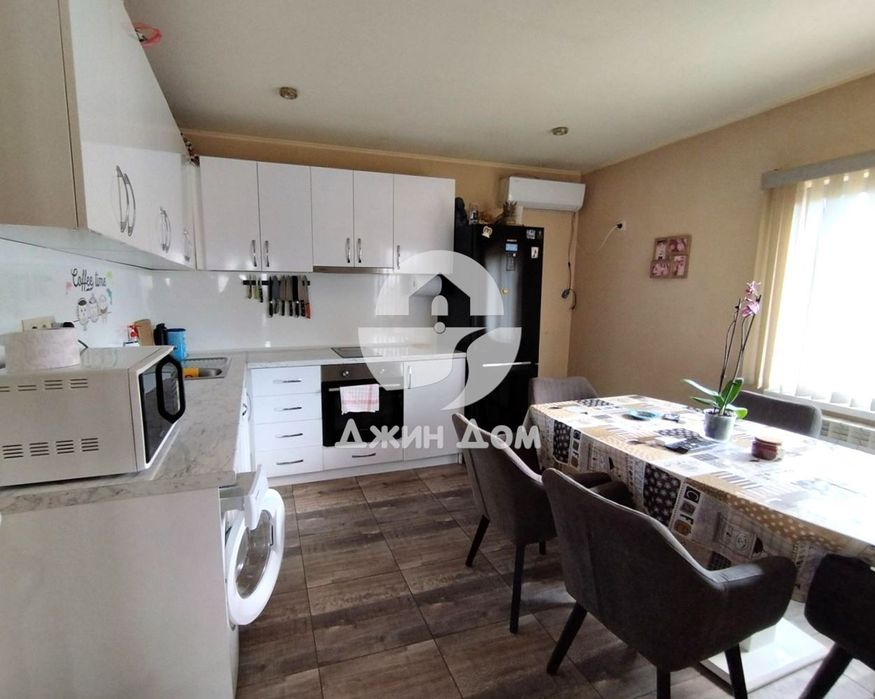 Просторна двуетажна къща в гр. Бяла