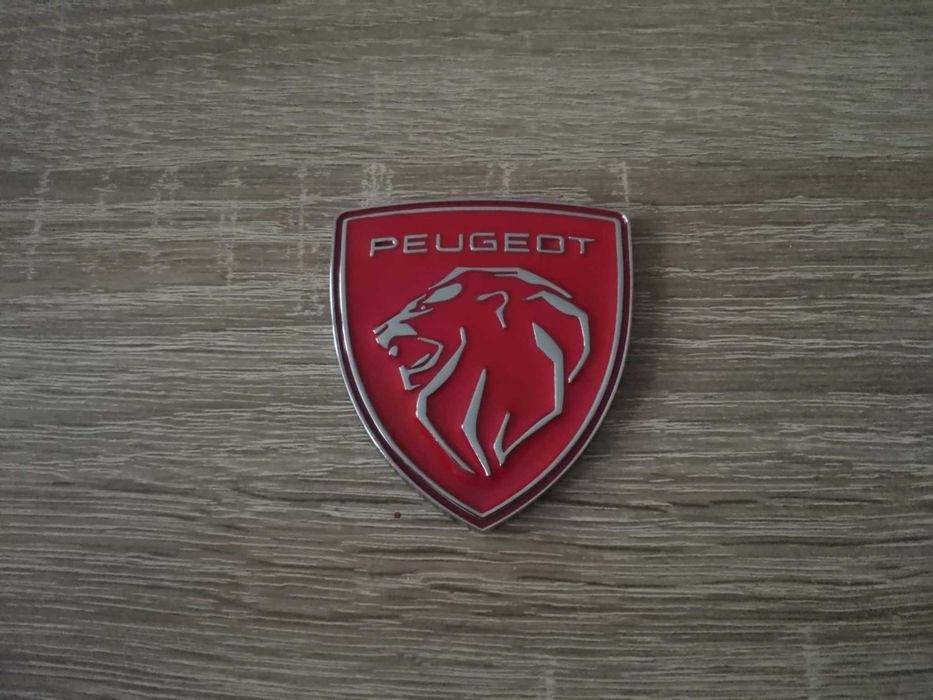 металнa емблема Peugeot червено със сребристо