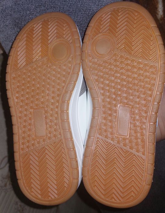 Продам детские кроссовки