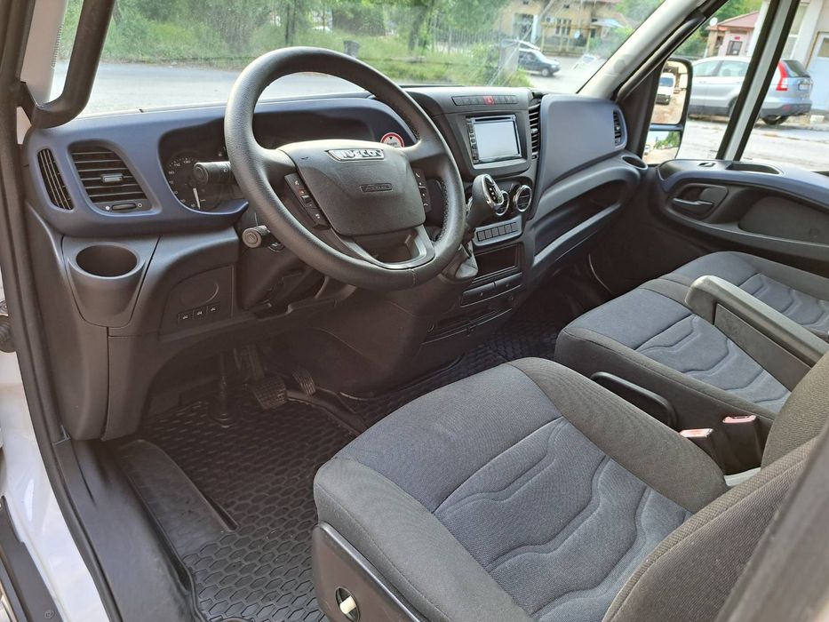 Продавам бус Iveco Daily 35-180 ХЛАДИЛЕН  2017г