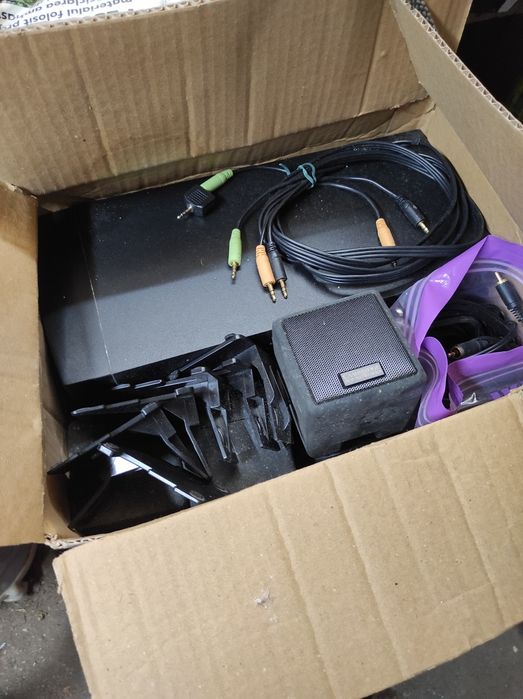 Vand sistem boxe 5.1. DESKTOP THEATER 5.1 DTT2200 CAMBRIDGE SOUNDWORKS, INC Newton, Massachusetts, USA