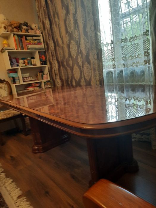 Продам стол в гостиную