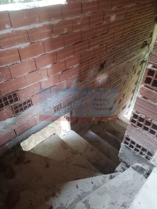 Раздвижена къща груб строеж в с. Рударци