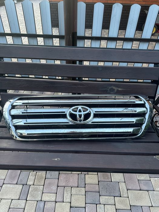 Решетка радиатора Ланд крузер 200 LC200