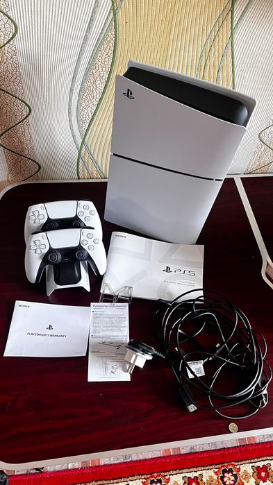 Продам ПС 5 новую с дисководом