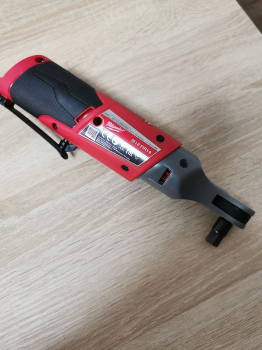 Clichet milwaukee m12  cap 3/8  scurt cu acumulator de 3 ah inclus