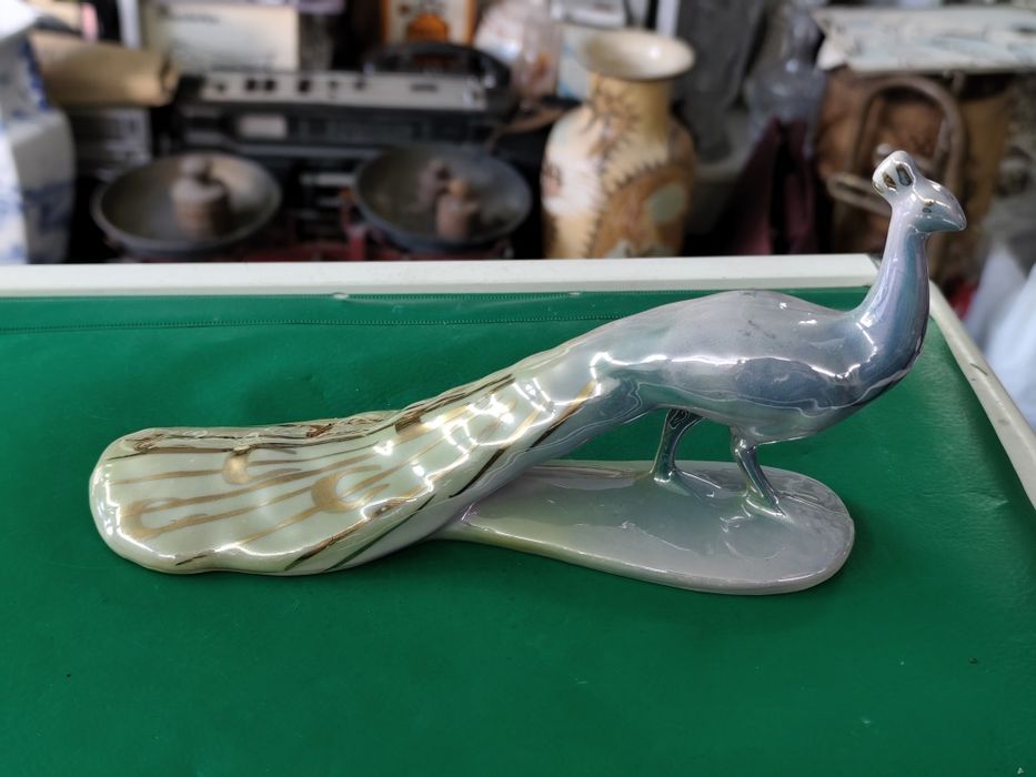 Българска порцеланова статуетка паун