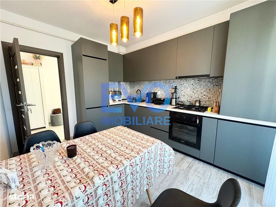 Apartament cu 3 camere, prima inchiriere, geam la baie, zona Rediu