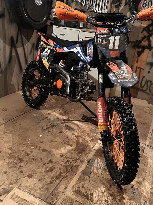 Vând cross 125cc 4t 30h de funcționare. Nu necesită nici o investiție tehnică cât și estetică