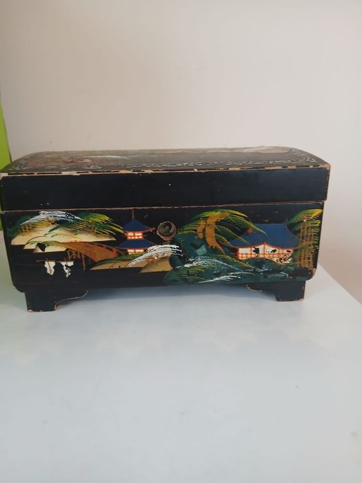 Caseta de bijuterii,japoneză, ștanțată,din lemn pictat.