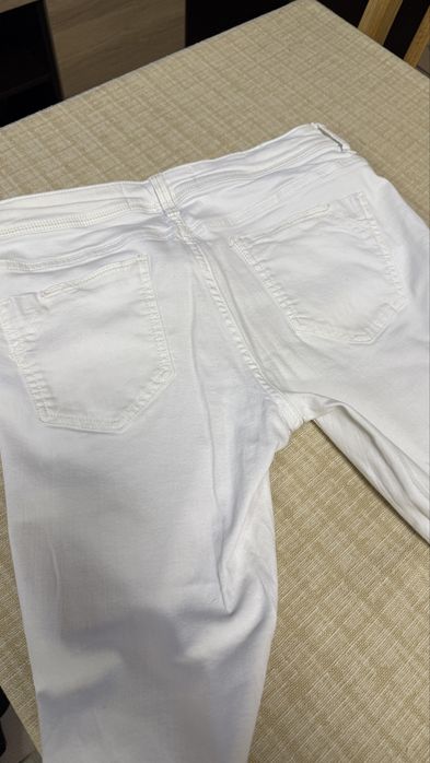 Боди  и бели дънки  на на Avin . Риза на Hugo с етикет