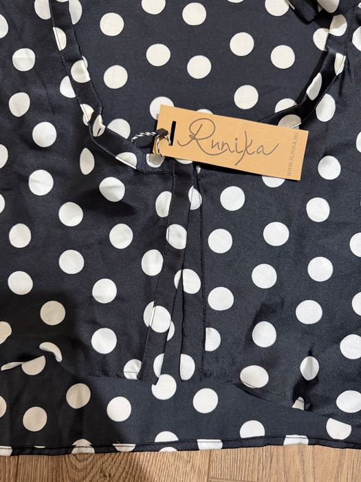 Черна блуза на guess - м размер с якичка и дълъг ръкав