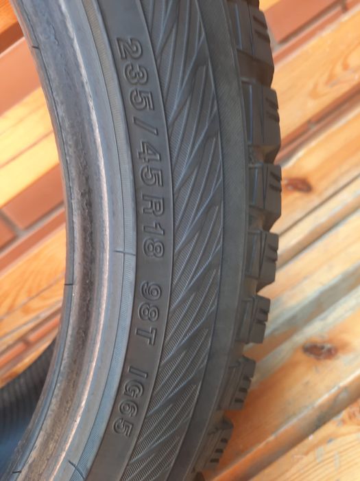 Продам шипованую резину