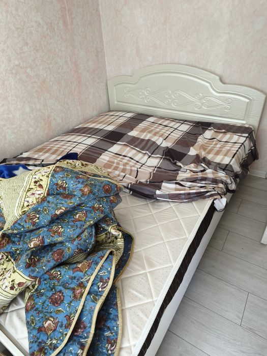 Кровать с матрасом