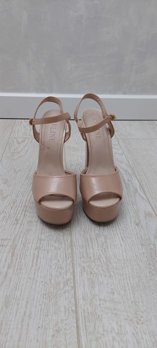 Босоножки на высоком каблуке