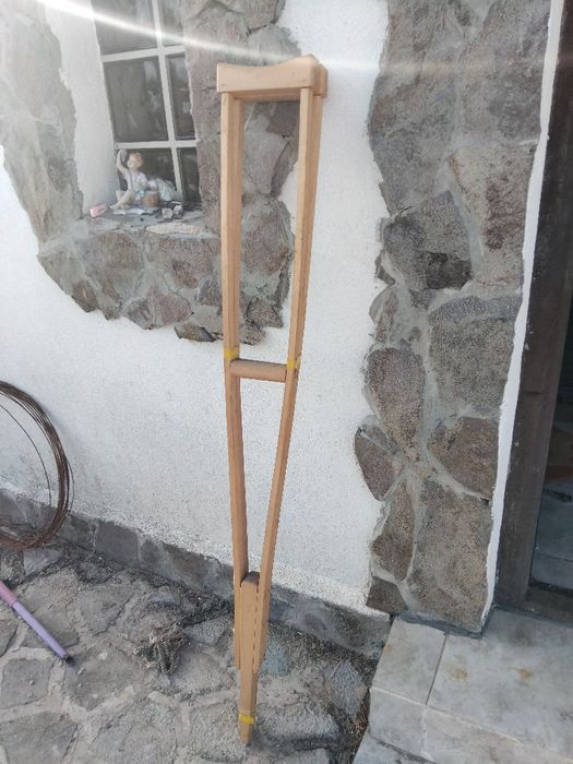 Cârje din lemn lungi