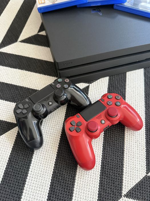 PlayStation 4 Pro (1tb) КАТО НОВ идва с 2 джоестика +5  игри подарък + всички нужни кабели (всичко в перфкетно състяоние)