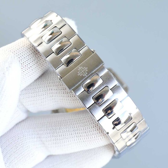 Patek Philippe Nautilus Ruby cu mișcare automată