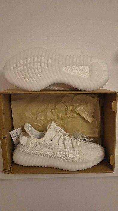 Yeezy 350 v2-Triple white