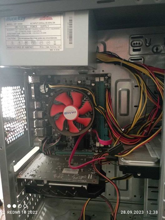 Настольный компьютеры с монитором, клавиатурой, мышкой, наущниками.