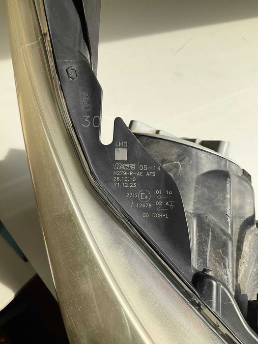 Десен ксенонов фар за Toyota Avensis