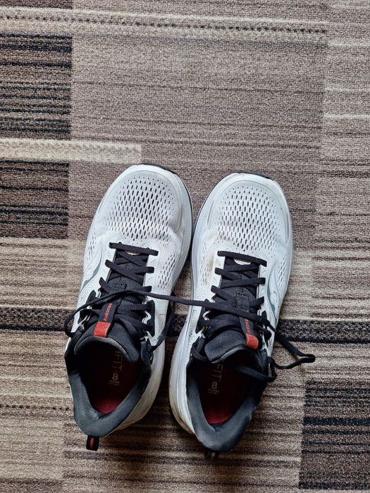 Adidasi Adidas si Saucony.