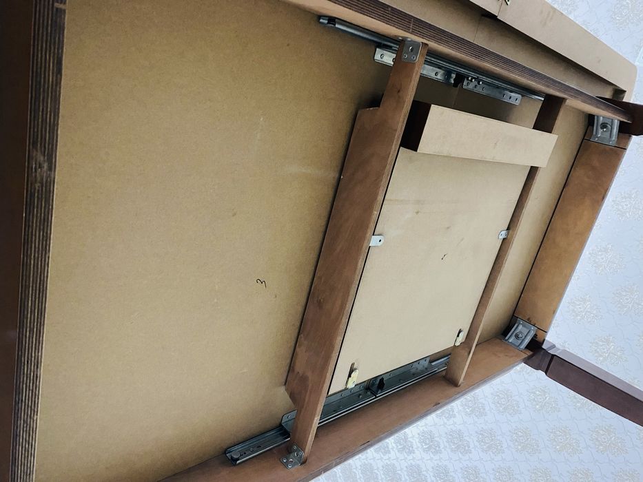 Стол для гостей в отличном состояний