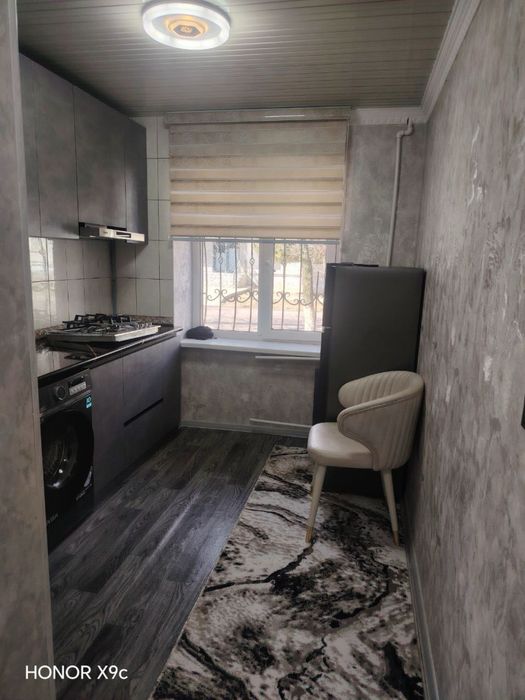 1 комнатная с мебелью и техникой выше Хакимията