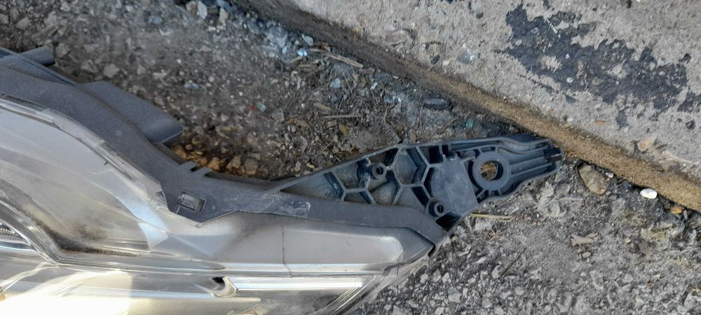 Фар за пежо 208.