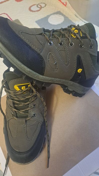 Vând încălțăminte drumetie