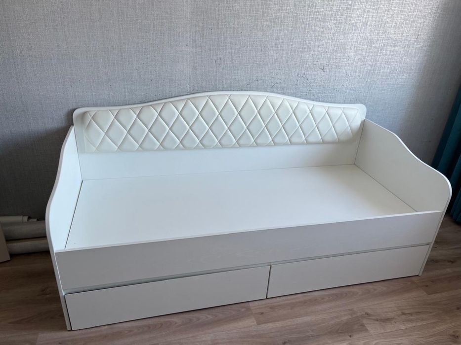 Кровать с матрасом