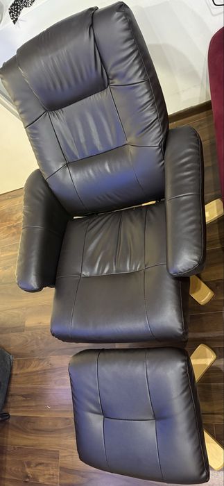 Кожено релакс кресло с табуретка