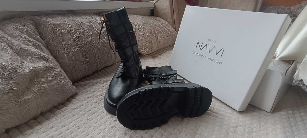Продавам запазени ботуши с марка Navvi