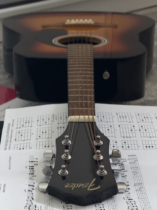Акустическая Гитара Fender с набором аксессуаров.