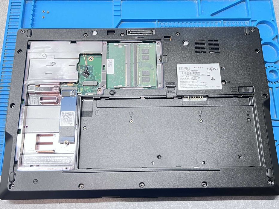 Реновиран лаптоп Fujitsu LIFEBOOK E5510 15.6 i3-10110U 8GB 260GB