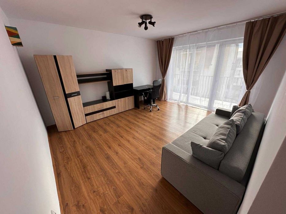 Vand apartament decomandat 1 cameră, proaspăt renovat + parcare, Florilor