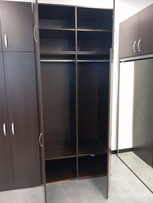 Шкаф с витрина и гардероби