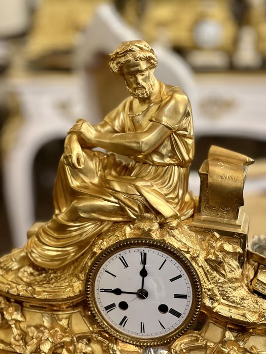 Ceas de șemineu vintage din bronz aurit model deosebit cu statuetă masculină