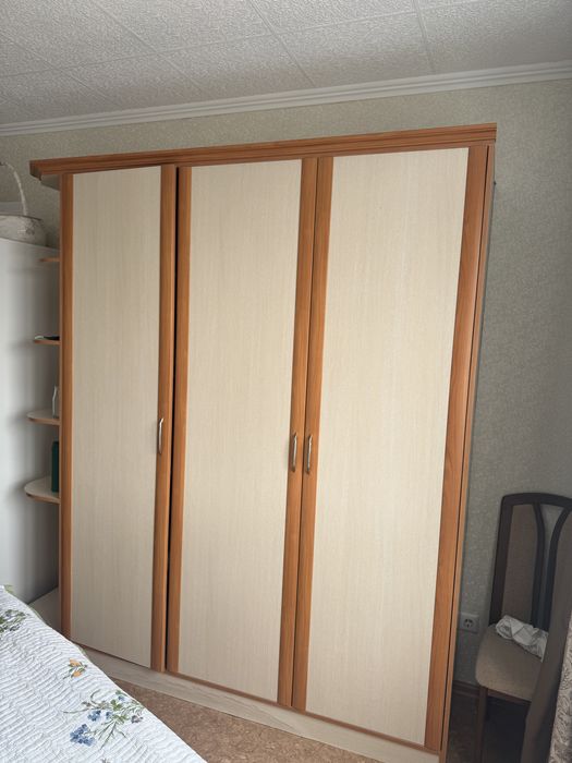 Шкаф угловой и трехдверный