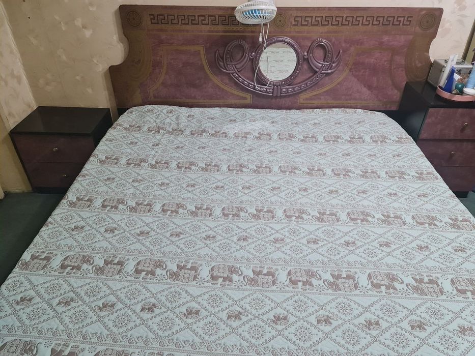 Продаётся спальный гарнитур.