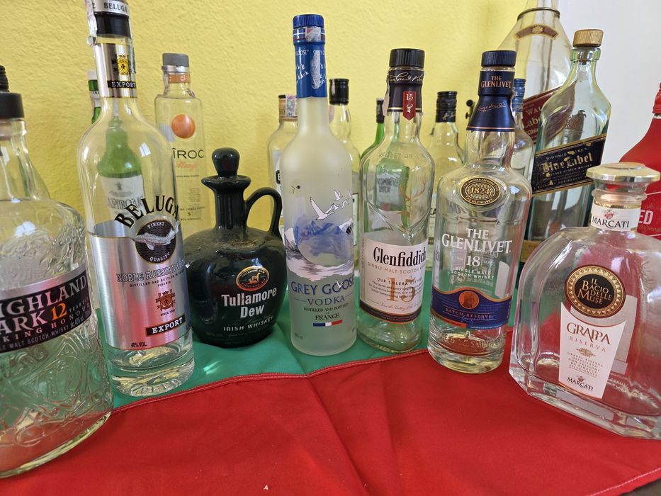 Празни бутилки от алкохол